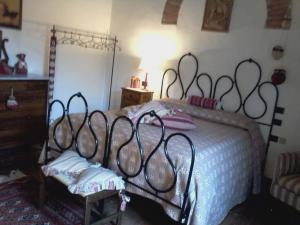 卡斯蒂戈隆·多尔希亚Cisterna Nel Borgo的一间卧室配有一张带白色床罩的大床