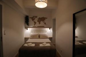 里斯本Casa 7A的一间卧室配有一张床,上面有两条毛巾