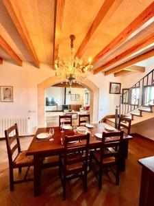 坎波斯Casa S’Hort des Revellar (Es Trenc)的一间带桌椅和吊灯的用餐室