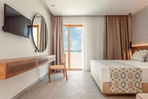 科林比亚Blue Sea Island的酒店客房,配有床和镜子