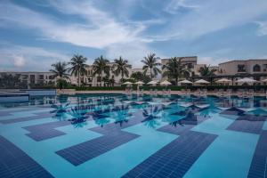 塞拉莱塞拉莱罗塔纳度假酒店的一个带椅子和遮阳伞的大型游泳池