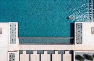 佩亚Cap St Georges Hotel & Resort的享有蓝色海水游泳池的顶部景致