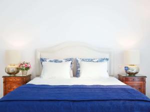 阿德里安诺斯坎波斯卡拉梅尔雷科泰尔精品度假村的一间卧室配有蓝色和白色的床,设有2个床头柜