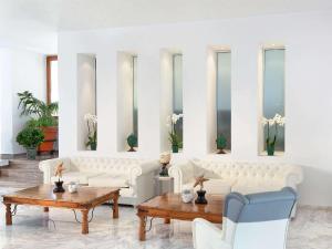 普拉坦斯Grand Leoniki Residence by Grecotel的客厅配有白色的沙发和桌子