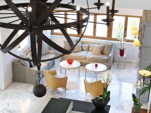 普拉坦斯Grand Leoniki Residence by Grecotel的带沙发和吊灯的客厅