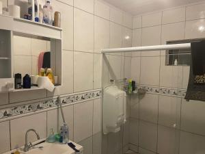 弗洛里亚诺波利斯Lohighfive的白色的浴室设有水槽和镜子