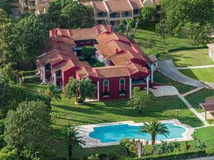 阿查拉维Grecotel-LUXME Costa Botanica的享有带游泳池的房屋的空中景致