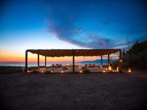 阿查拉维Grecotel-LUXME Costa Botanica的黄昏时在帐篷里带灯的婚礼
