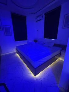 哈科特港Modern 1bedroom Duplex的一间设有蓝色灯光的床的房间
