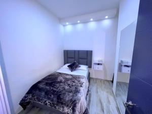 AguadasHotel Casa Blanca的一间白色客房内的床铺卧室