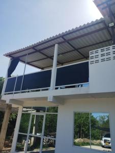 TubaráCabaña frente a la playa的屋顶上设有日光浴室的房子