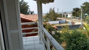帕苏迪托雷斯Casa Praia Ribeiro SC的房屋的阳台享有风景。