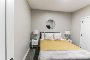 辛辛那提Downtown/Bengals/Reds/TQL/OTR的白色卧室配有床和镜子