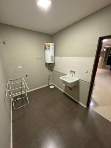 帕索德洛斯利布雷斯Apart hotel JJ - a estrenar的一间带水槽和热水器的浴室