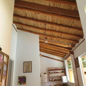 塞古罗港Tiny house的房屋内拥有木制天花板的房间
