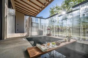 济州市琥珀璞山度假村济州的带浴缸的浴室和大窗户