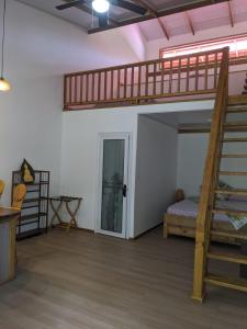 博卡斯德尔托罗Playa Bluff Lodge的一间卧室设有双层床和楼梯。