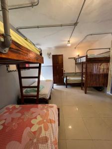 蓬塔卡纳Hostel Eco Punta Cana的一间客房内配有两张双层床的房间