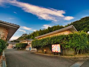 大村市SKY Ocean-terace Omura的街道边有常春藤的建筑物