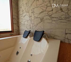 Dama Suites & Spa的一间浴室