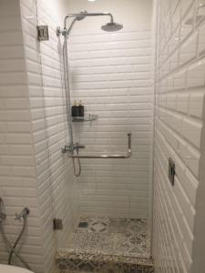 茂物Omah Kumpul Sentul的带淋浴的浴室,铺有瓷砖地板。