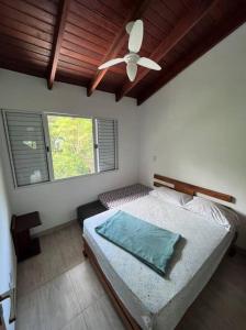 圣塞巴斯蒂安Casa completa cond. fechado em Paúba, S. Sebastião的一间卧室配有一张床和吊扇