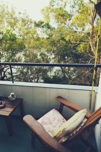 珀斯Riversong Perth的阳台的摇椅和桌子