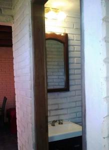 费德拉西翁El Mangrullo的一间带水槽和镜子的浴室