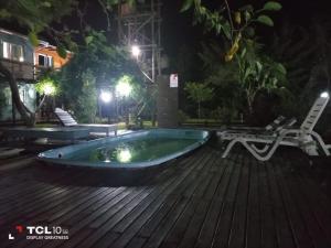 费德拉西翁El Mangrullo的夜间在木制甲板上设有热水浴池