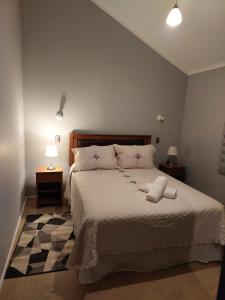 纳塔列斯港Casa Isabella的一间卧室配有一张带白色床罩的床
