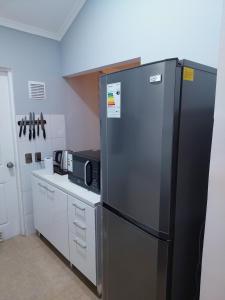 纳塔列斯港Casa Isabella的厨房里配有不锈钢冰箱,