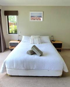 瓦纳卡Private guest room - no kitchen的卧室配有白色的床和2条毛巾