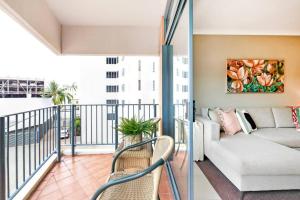 达尔文Poolside Resort Living on Esplanade with Balcony的阳台客厅配有沙发