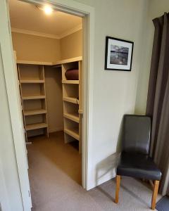 瓦纳卡Private guest room - no kitchen的通往一个衣柜的门,里面配有椅子