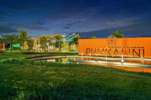 华欣Phukalini Luxury Pool Villa & Onsen-SHA Plus Certified的一座有读菲律宾语标志的建筑