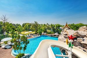 华欣Phukalini Luxury Pool Villa & Onsen-SHA Plus Certified的度假村游泳池的图片