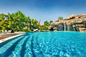 华欣Phukalini Luxury Pool Villa & Onsen-SHA Plus Certified的瀑布度假村的游泳池