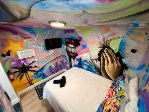 迈阿密Cozy & Colorful Miami Art Canvas w/HotTub & Murals的卧室配有墙上喷漆的恐龙