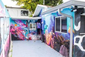 迈阿密Cozy & Colorful Miami Art Canvas w/HotTub & Murals的建筑的侧面涂鸦