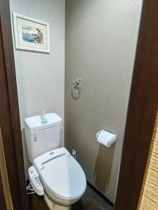 京都Mini Inn Kyoto 京都 - 外国人向け - 日本人予約不可的一间带卫生间和遥控器的浴室