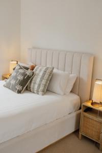 穆卢拉巴Breeze Mooloolaba, Ascend Hotel Collection的卧室配有白色的床和枕头。