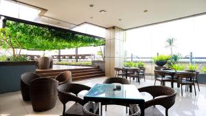 雅加达Vasaka Hotel Jakarta Managed by Dafam的大楼内带桌椅的餐厅