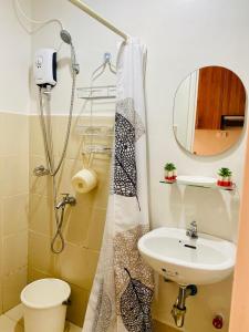 卡加盐德奥罗Prime Studio at The Loop Tower的一间带水槽、卫生间和淋浴的浴室