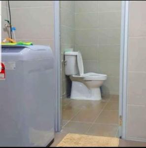峇株巴辖Teratak Kayu Homestay的一间带卫生间和水槽的浴室