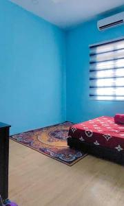 峇株巴辖Teratak Kayu Homestay的一间设有床铺的房间,地板上铺有地毯