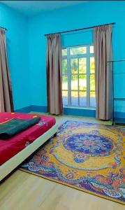 峇株巴辖Teratak Kayu Homestay的卧室配有一张床,地板上铺有地毯