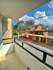 麦德林Hermoso apartamento en San Pablo Guayabal的享有街道景致的阳台