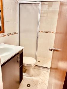 麦德林Hermoso apartamento en San Pablo Guayabal的带淋浴、卫生间和盥洗盆的浴室