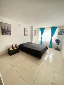 麦德林Hermoso apartamento en San Pablo Guayabal的卧室中间设有一张床
