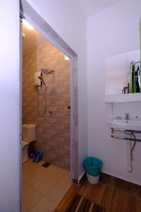 巴西富地Villa Tokku的带淋浴和盥洗盆的浴室